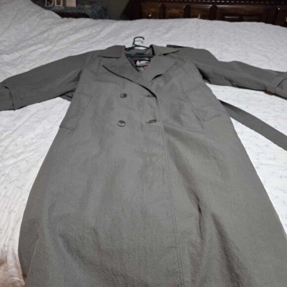 LOndon Fog Gray Knee lenght Coat Fits Size Medium - Picture 5 of 7